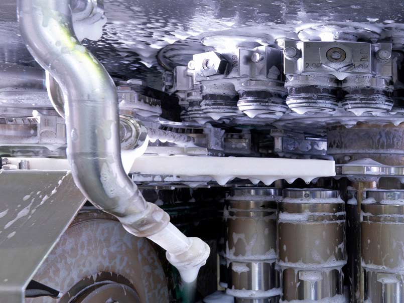 Automatic conveyor cleaning